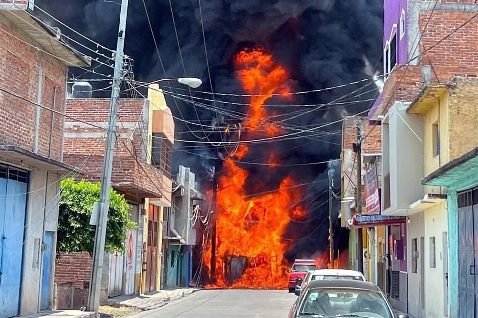 La fuerte explosión afectó varios comercios y viviendas de la cuadra.