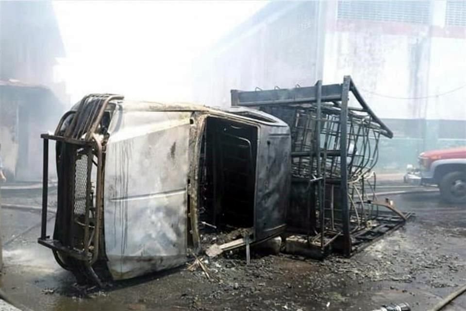 Sobre los tripulantes de la camioneta se desconoce su paradero, habrían escapado antes de la explosión.