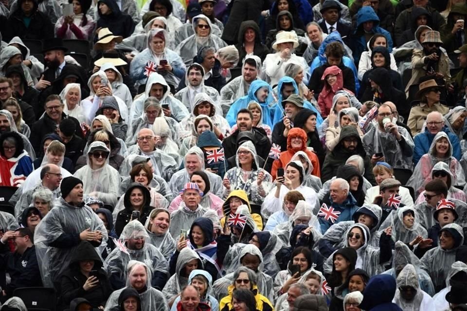 La gente tomó sus precauciones frente a la lluvia.