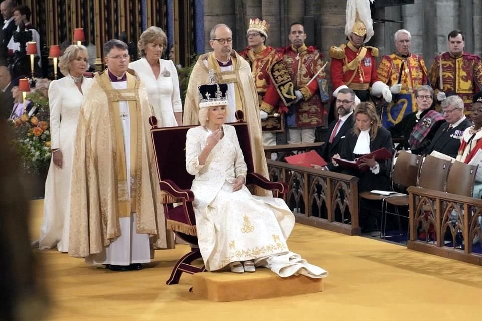 Su esposa Camila también fue coronada de un modo similar pero más sencillo.