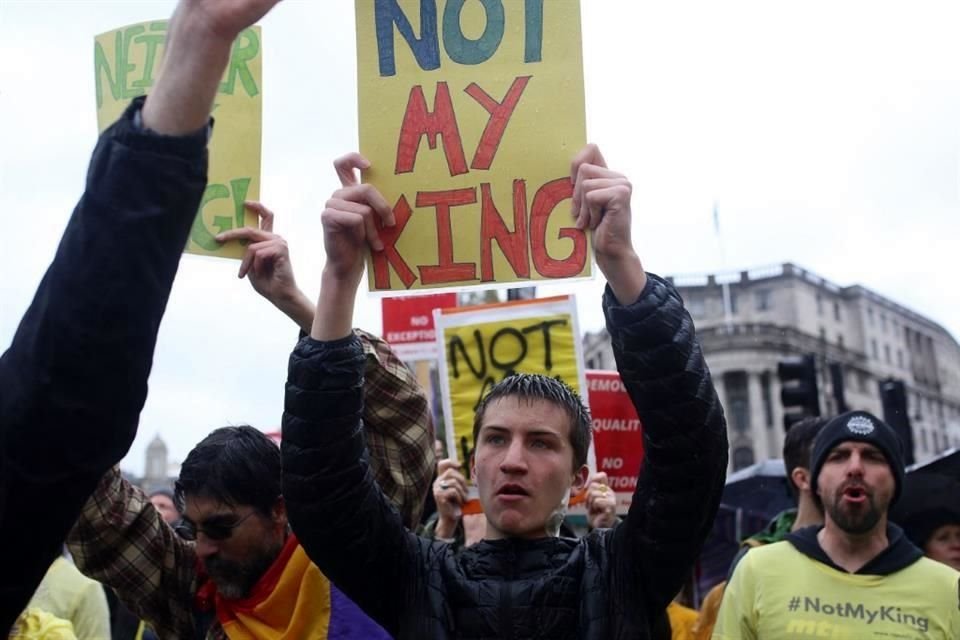 Manifestantes antimonárquicos lanzaron consignas al paso del carruaje en el que se transportaba Carlos III, en Londres.