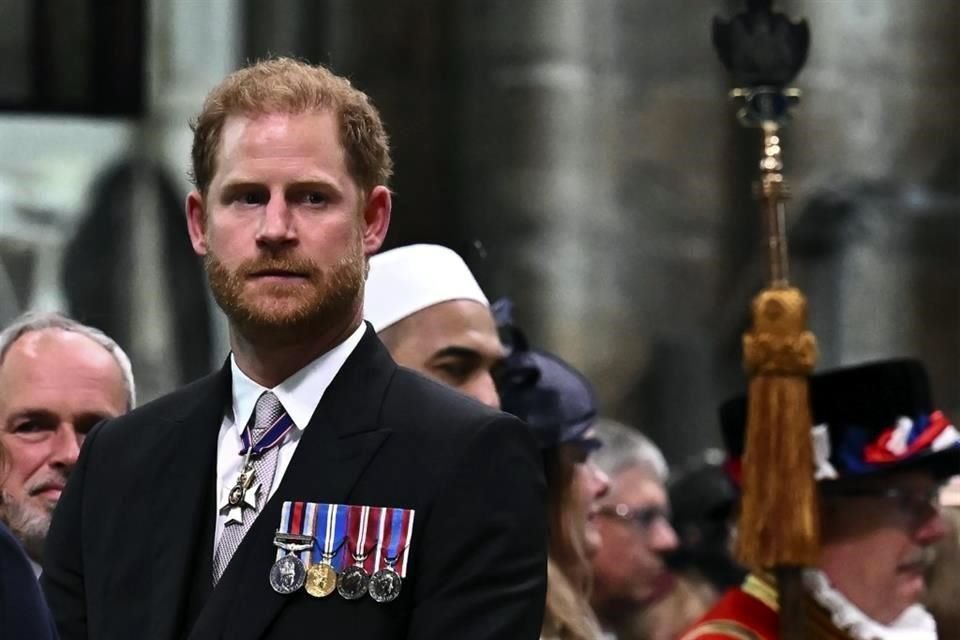 Enrique tiene 'incómoda' participación en la coronación.