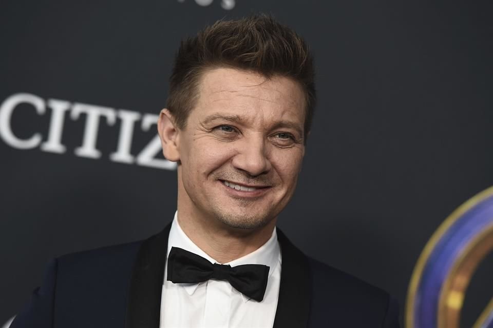 Jeremy Renner presumió su proceso de recuperación a cuatro meses de su accidente con un quitanieves; 'el cuerpo es milagroso', dijo.