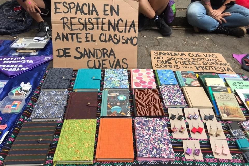 'Somos una protesta económica feminista ante la precariedad laboral', 'Sandra Cuevas, te preguntamos, ¿por qué nos estás reprimiendo?', expresaban algunas de las pancartas de las colectivas.