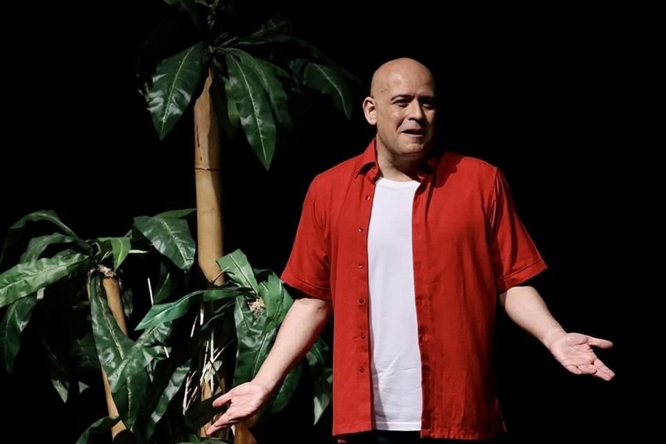 Dupeyron conmemoró 18 años de su monólogo '¡A Vivir!' ante 3 mil personas en el Teatro Metropólitan.