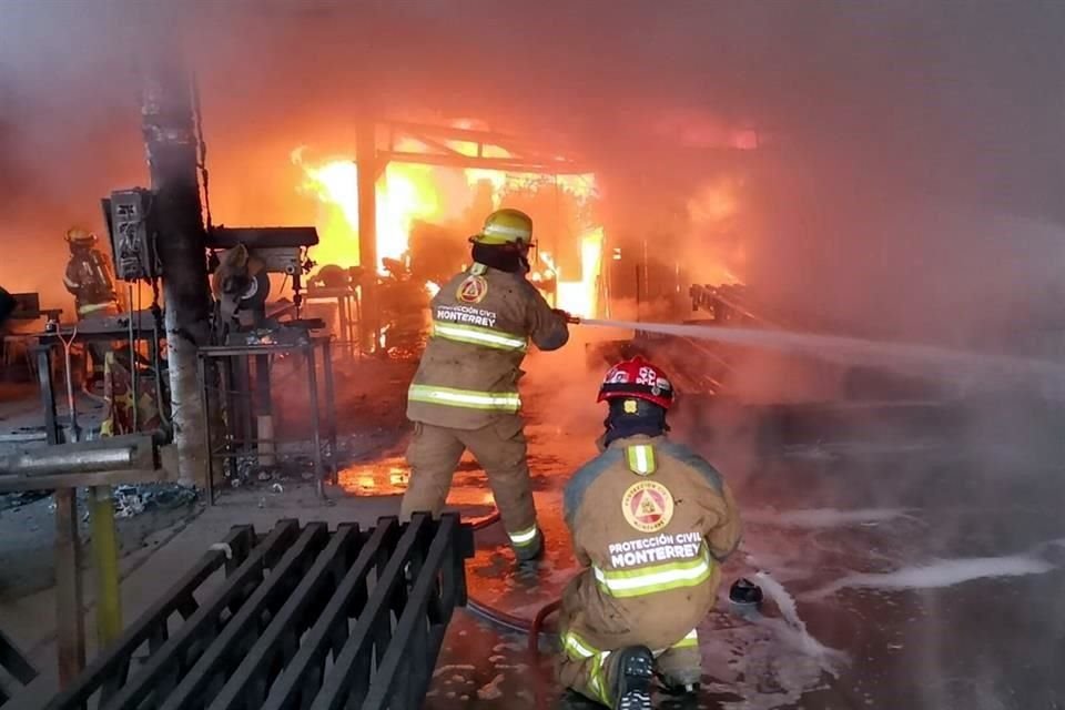 Un presunto cortocircuito provoca un incendio en un taller de soldadura, en la Colonia Estrella, en Monterrey.