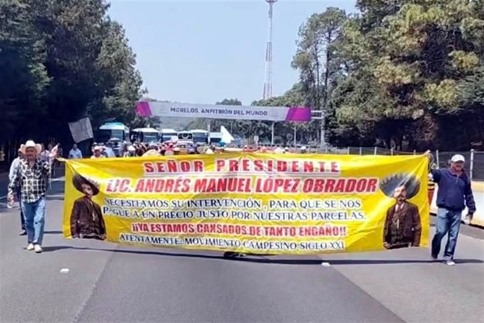 Los campesinos inconformes reiniciaron su caminata rumbo a la CDMX este domingo sobre la Autopista México-Cuernavaca.