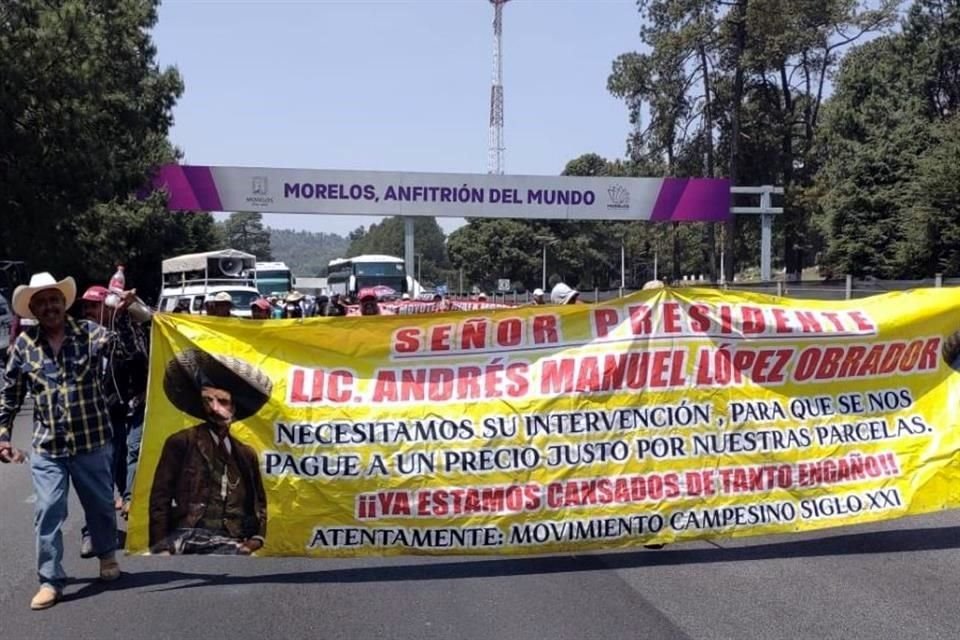 Los inconformes se encuentran paralizando el tránsito vehicular sobre la Autopista México-Cuernavaca, sobre el carril que lleva a la CDMX, desde las 10:00 horas de este domingo