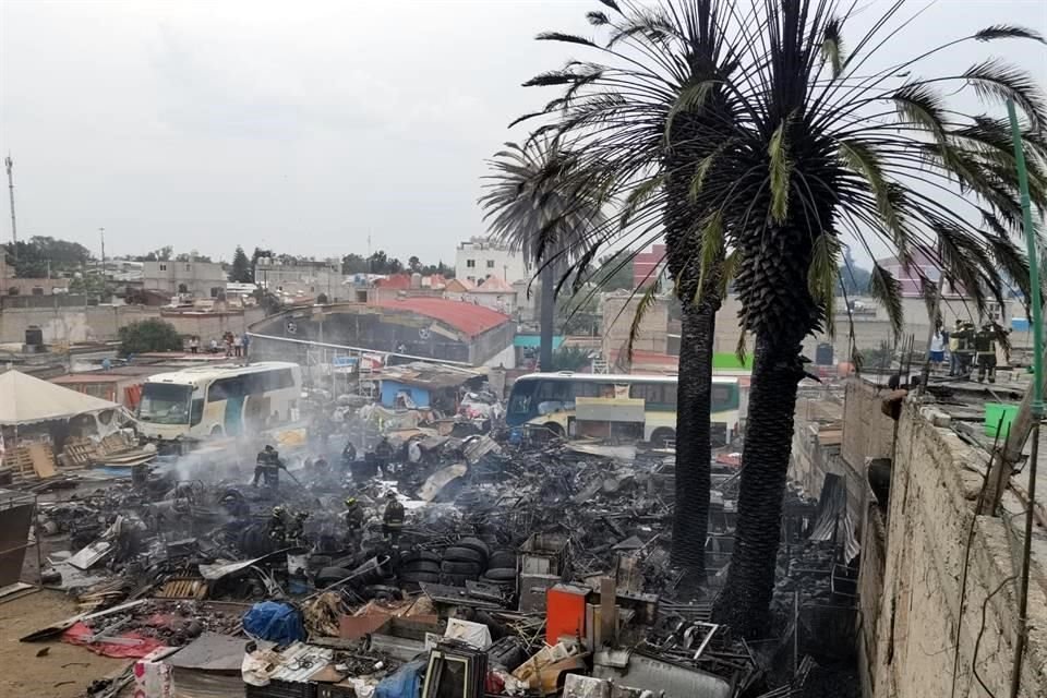 Un incendio consumió una bodega donde se almacenan llantas cartón, plástico y tanques de gasolina en San Juan de Aragón.