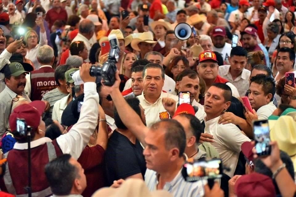 El candidato del PT a la Gubernatura de Coahuila, Ricardo Mejía Berdeja, (al centro), agradeció la suma de morenistas a su campaña.