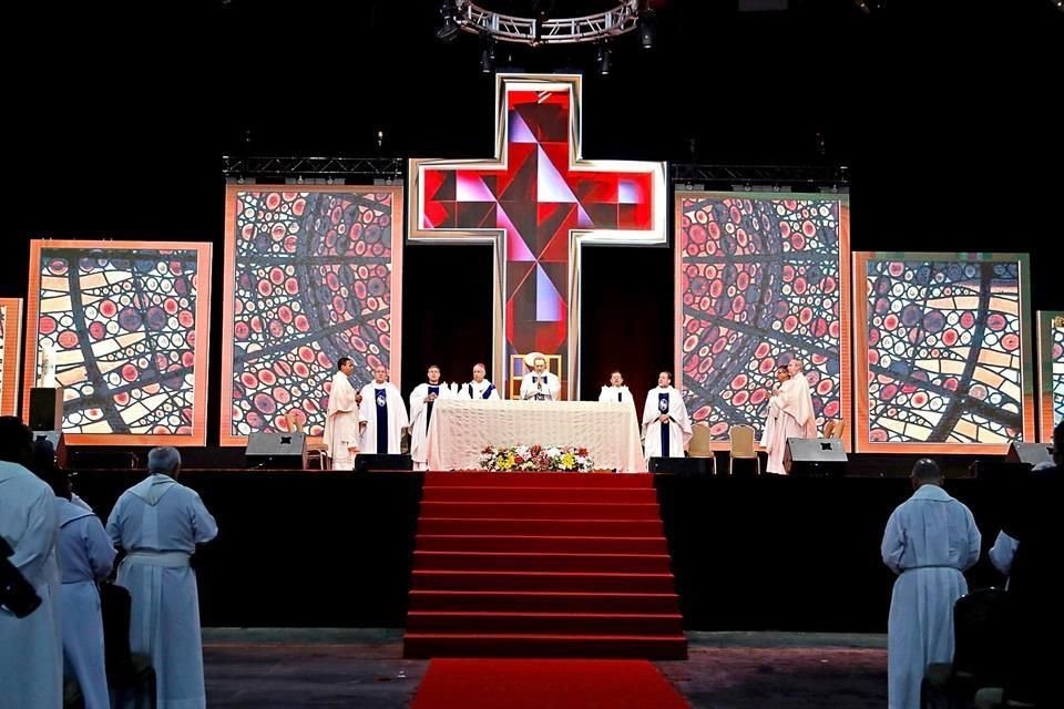 Una misa multitudinaria se realizó ayer en Cintermex, en el festival católico 'AsercaT a Cristo'.