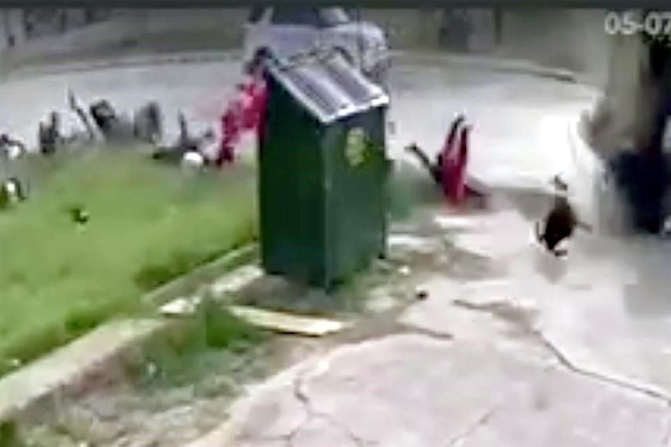 Un video de seguridad captó el momento en el que un hombre en una camioneta embistió a las personas en una parada de camión de Brownsville.