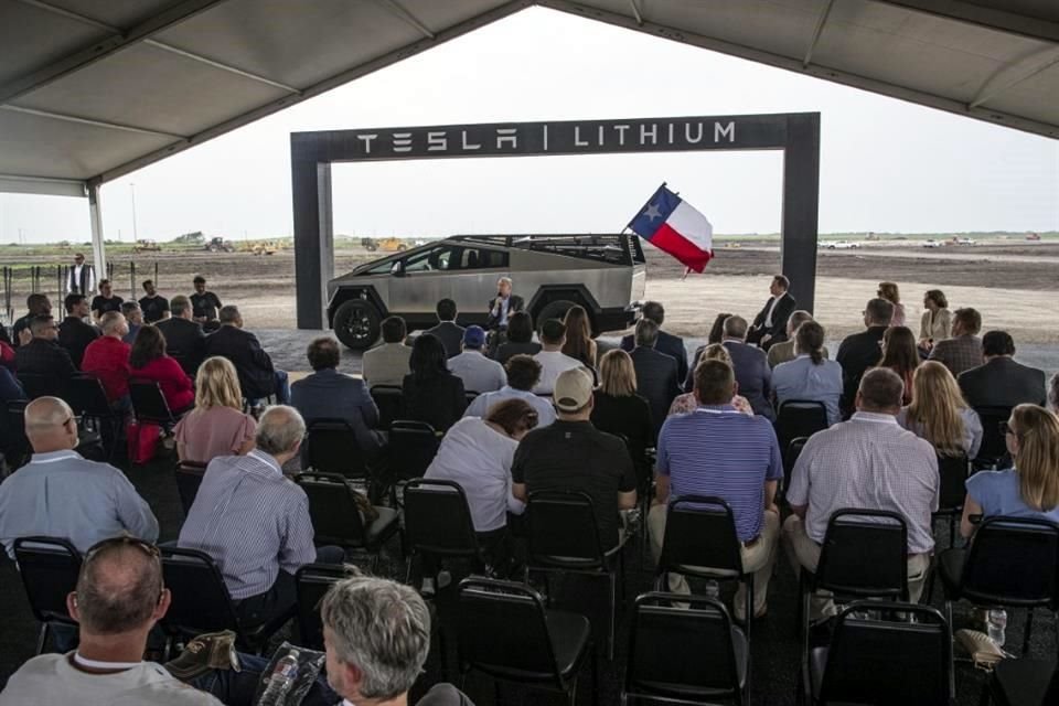 Elon Musk (der), CEO de Tesla, estuvo con el gobernador de Texas Greg Abbott en la ceremonia de la primera piedra de la nueva planta.