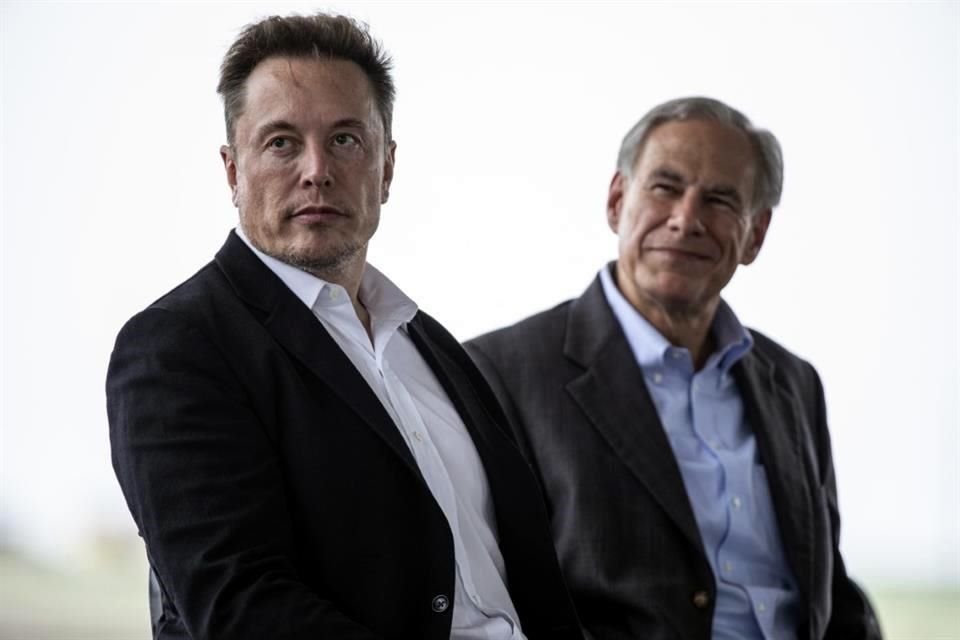 Elon Musk (izq.), CEO de Tesla, junto al gobernador de Texas Greg Abbott.