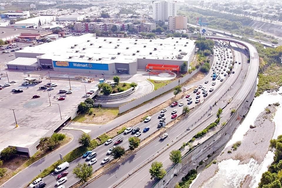 Vialidades como Miguel de la Madrid resienten la carga de vehículos procedentes, entre otros, de municipios como Pesquería.