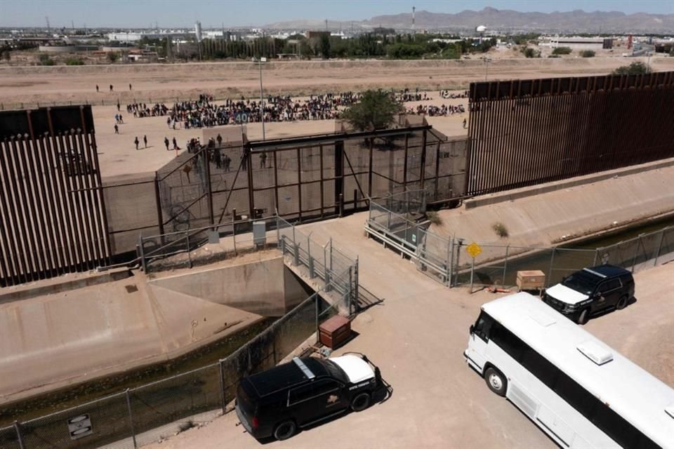 Vista aérea de migrantes esperando en la frontera en El Paso, Texas, el 9 de mayo del 2023.