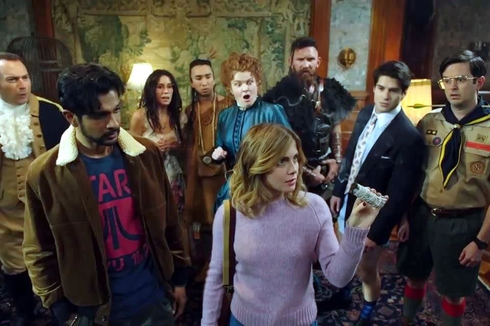 La comedia sobrenatural 'Ghosts', adaptación de la serie británica homónima, muestra a Samantha como una mujer que le gusta mantener todo bajo control mientras convive con los seres del Más Allá.