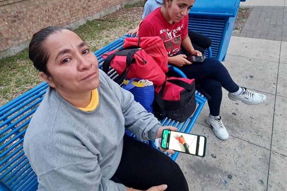 María Cabarcas sostiene su teléfono con una foto de quien cree es su hijo fallecido en un atropellamiento en Brownsville.