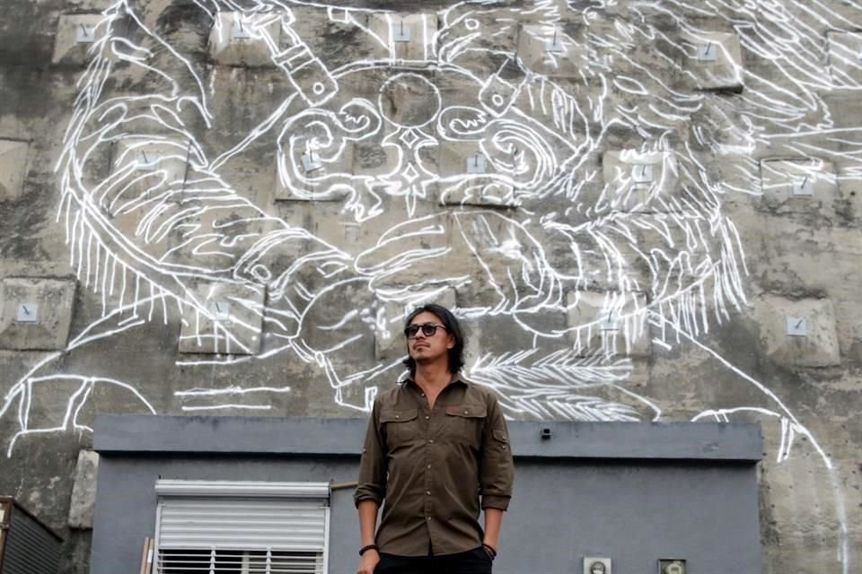 Rubén Carrasco, artista mexicano, ya trabaja afuera del Túnel en el mural 'Guardianes', de mil 250 metros cuadrados.