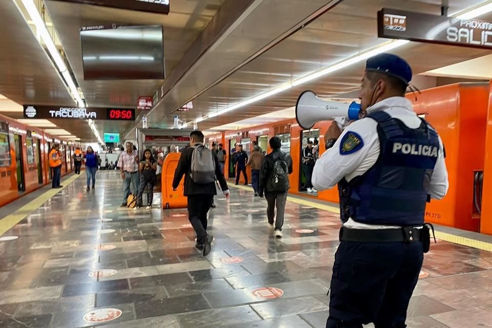 Esta mañana, los usuarios transitan sin detenerse para transbordar, ni rebasando las capacidades, pues hay un avance constante.