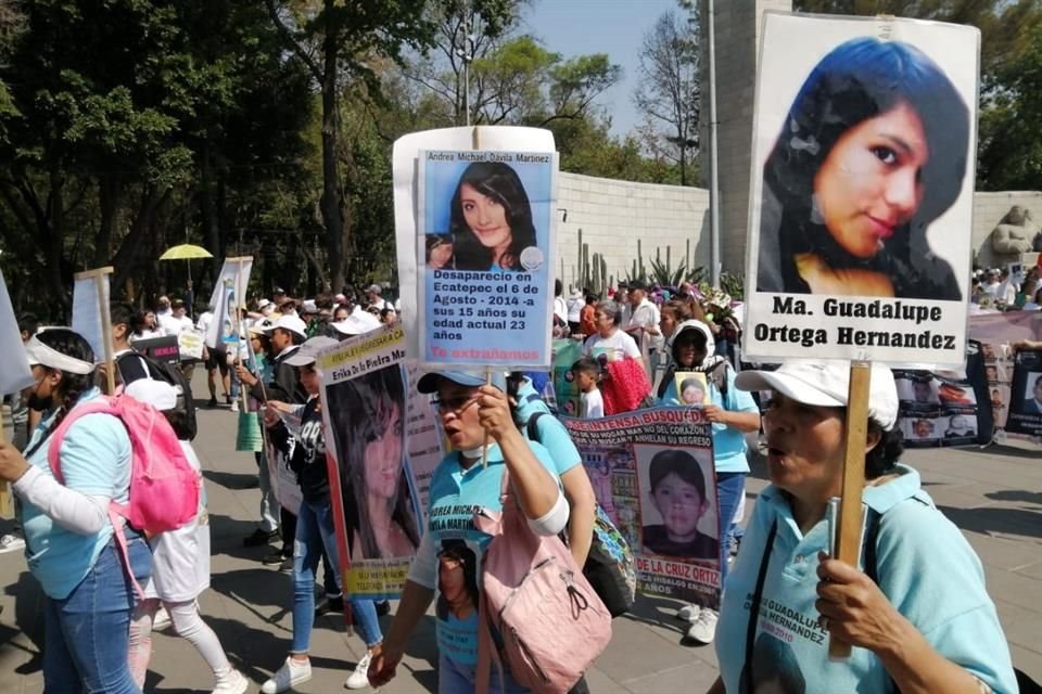 '¡Hijo, escucha tu madre está en la lucha!', son algunas de las consignas que las madres gritan a su paso.