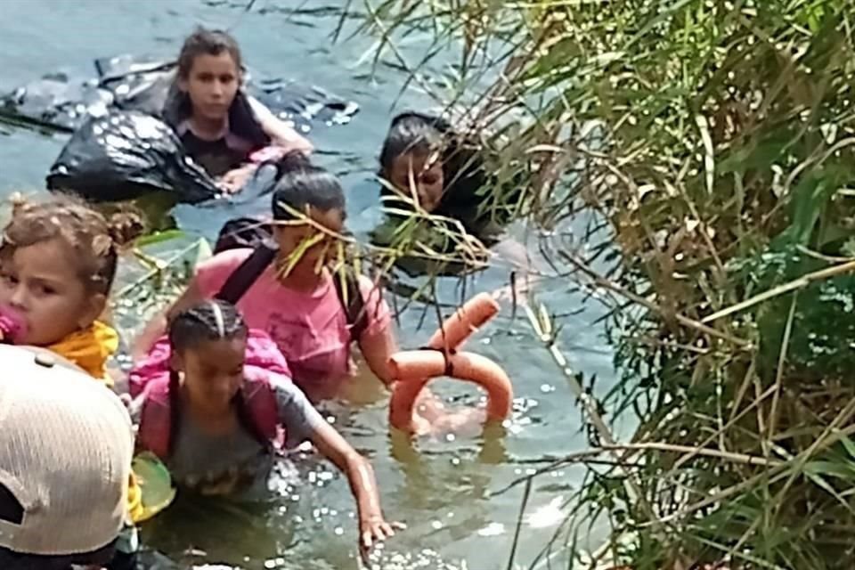 Cientos de migrantes buscaron llegar por el Río Bravo a Brownsville, Texas.