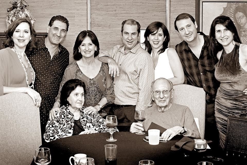 CON SUS HIJOS. Maruka, Juan Ignacio, Pilar, Andrés, Marcela, René y Elena Sada Flores