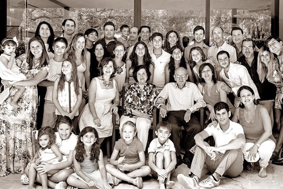 Pilar Flores de Sada y Andrés Marcelo Sada, con su familia