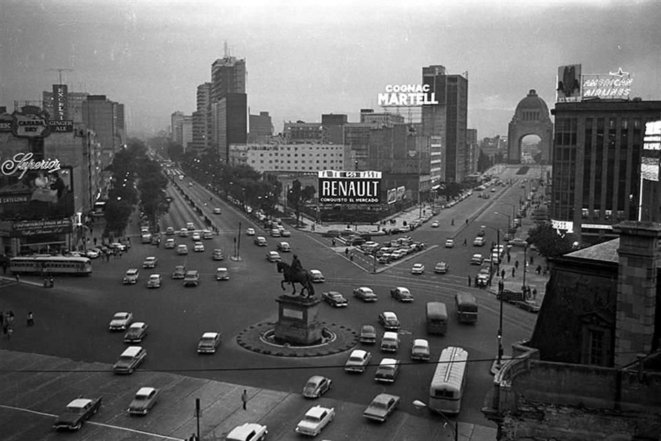 El devenir de la Ciudad de México quedó registrado por la lente de Héctor García. En la imagen, la antigua Glorieta del Caballito, en los años 50.