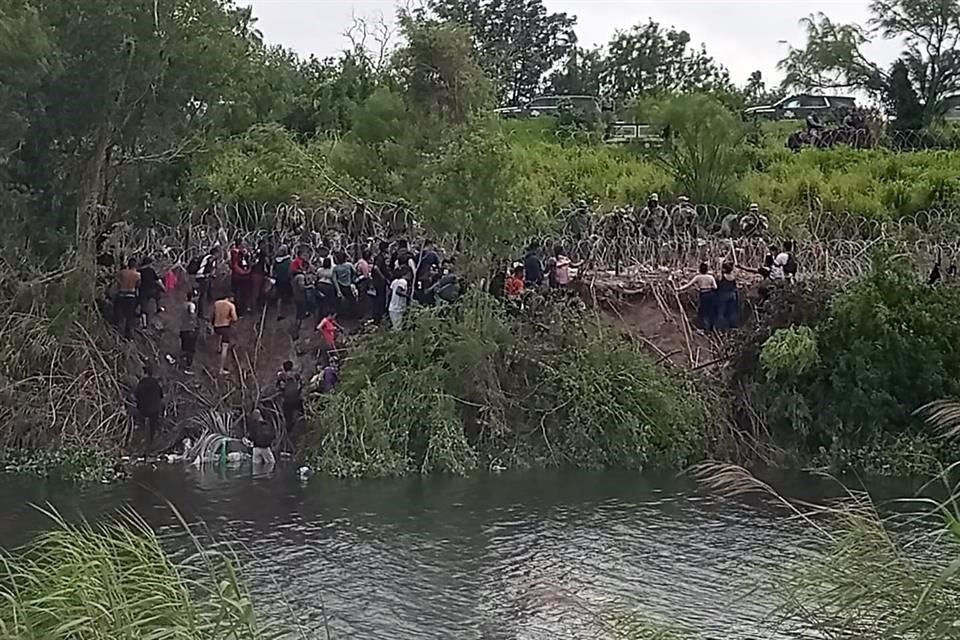 Decenas de agentes de la Guardia Nacional de Texas, del Texas Rangers y del Departamento de Seguridad Pública de Texas vigilan el río.