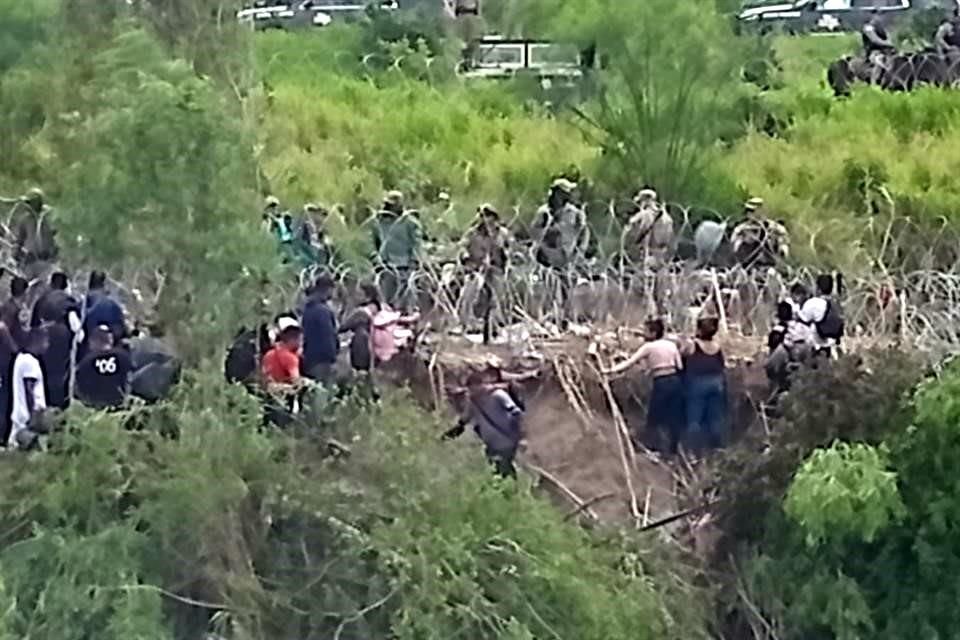 Cientos de migrantes que pretenden cruzar el río han sido frenados en su intento por llegar al lado americano.