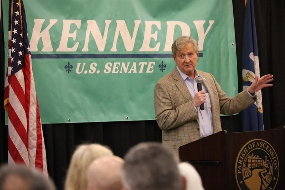 El senador John Neely Kennedy dijo que sin EU, México estaría comiendo comida para gato.