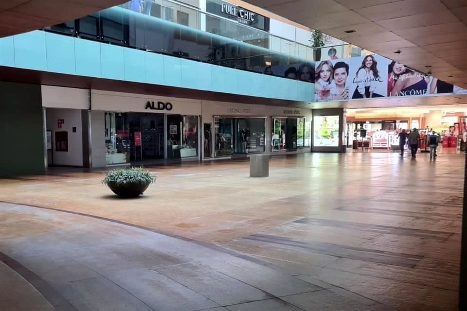 Los apagones afectaron a algunos negocios y plazas comerciales.