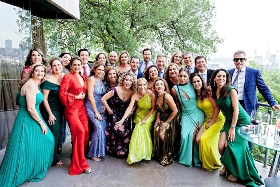 Gonzalo Lozano Martínez y Dora Pérez de Lozano, papás de la novia, con un grupo de amigos.