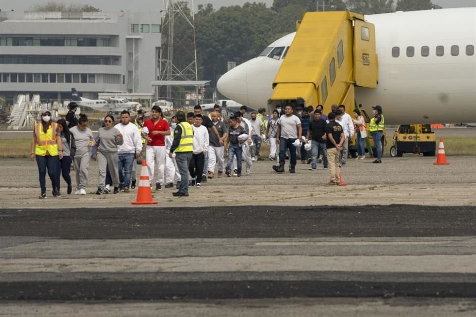 Migrantes guatemaltecos que fueron deportados desde Estados Unidos desembarcan en el Aeropuerto Internacional La Aurora en la Ciudad de Guatemala.