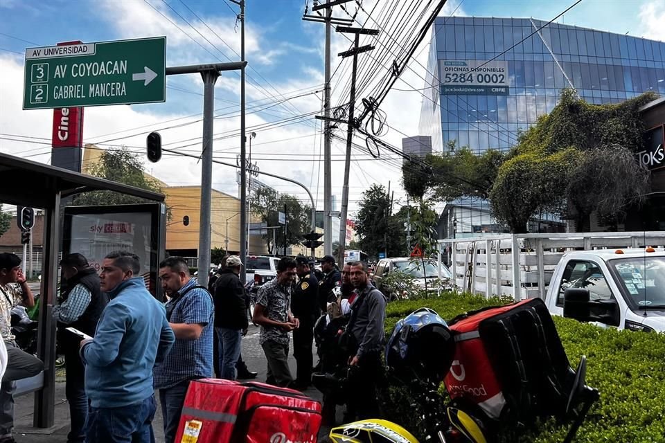 Un grupo de motociclistas se reunió en Miguel Laurent y Avenida Universidad, en la Colonia Del Valle, para partir hacia las oficinas de la dependencia en la Zona Rosa. 