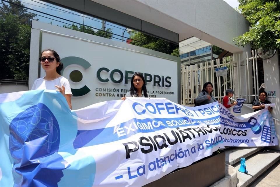 Los pacientes se manifestaron en instalaciones de la Cofepris.