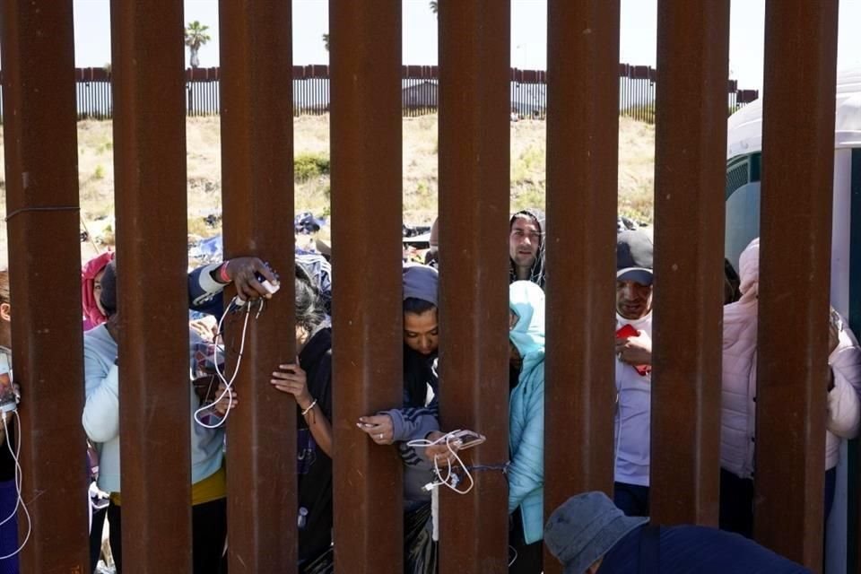 Mujeres y niños que esperaban entregarse a autoridades de EU en frontera de Tijuana fueron llevados bajo custodia de la Patrulla Fronteriza.