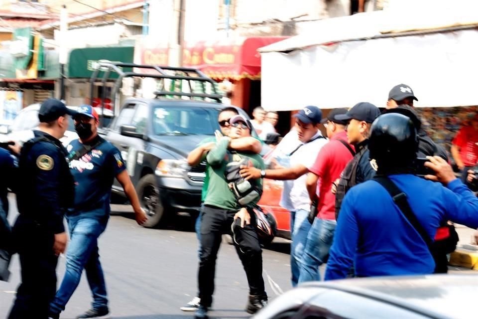 Policías vestidos de civil agredieron a un reportero en la Unidad Habitacional Santa Teresa.