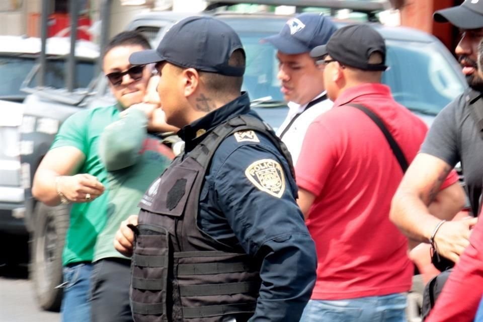 Policías vestidos de civil agredieron a un reportero en la Unidad Habitacional Santa Teresa.