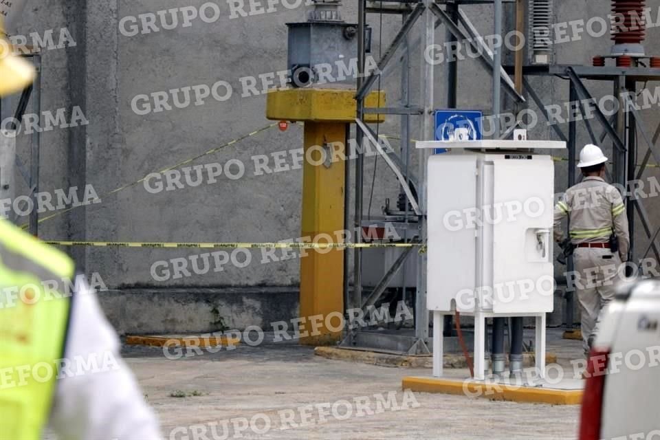 Trabajadores de CFE tratan de reparar el daño ocasionado por una presunta explosión en la Subestación Tampiquito.