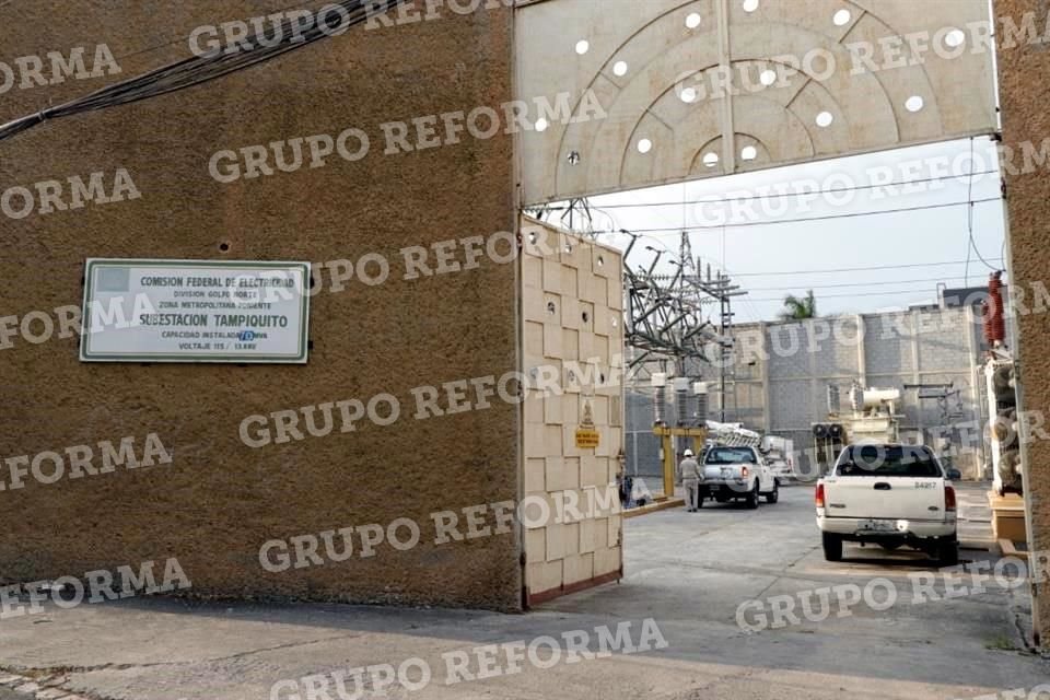Presuntamente por la urgencia de entrar a reparar los daños, empleados de CFE rompieron los candados de la entrada para ingresar a la subestación.