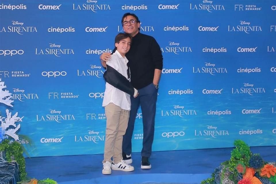 El conductor Adal Ramones, igualmente, acudió a la premier con su hijo.