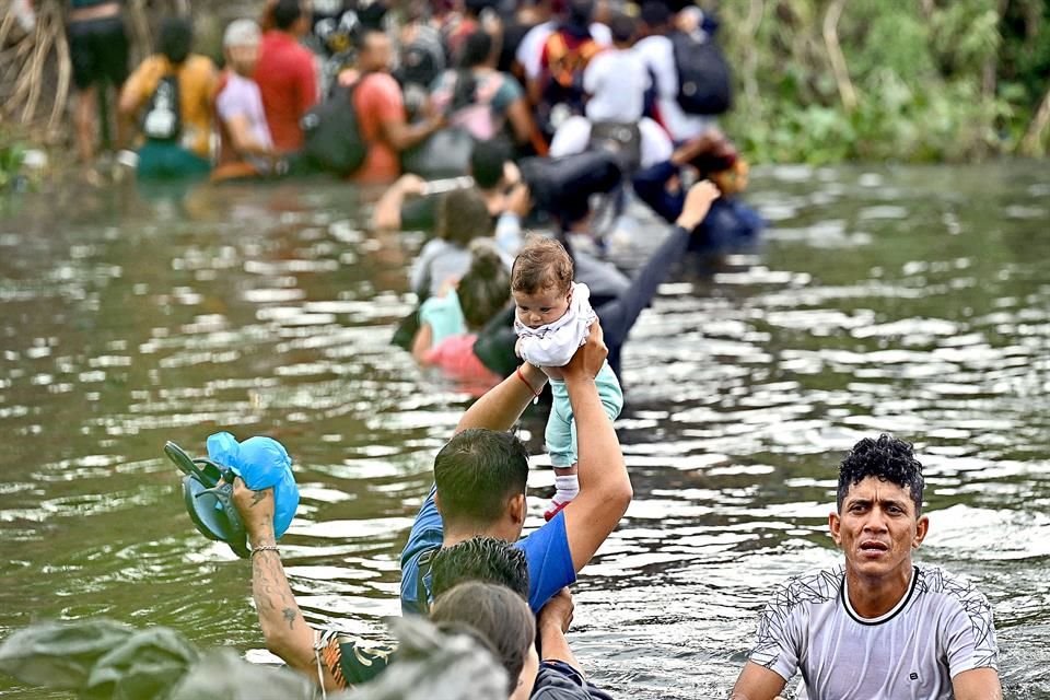 Migrantes acompañados de menores cruzaron ayer a EU en un intento desesperado por recibir asilo.