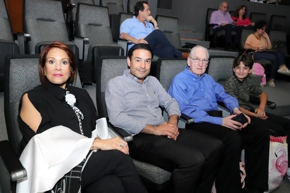 Myrna Hinojosa de Valderrama, Héctor Valderrama, José María González y Héctor Valderrama González