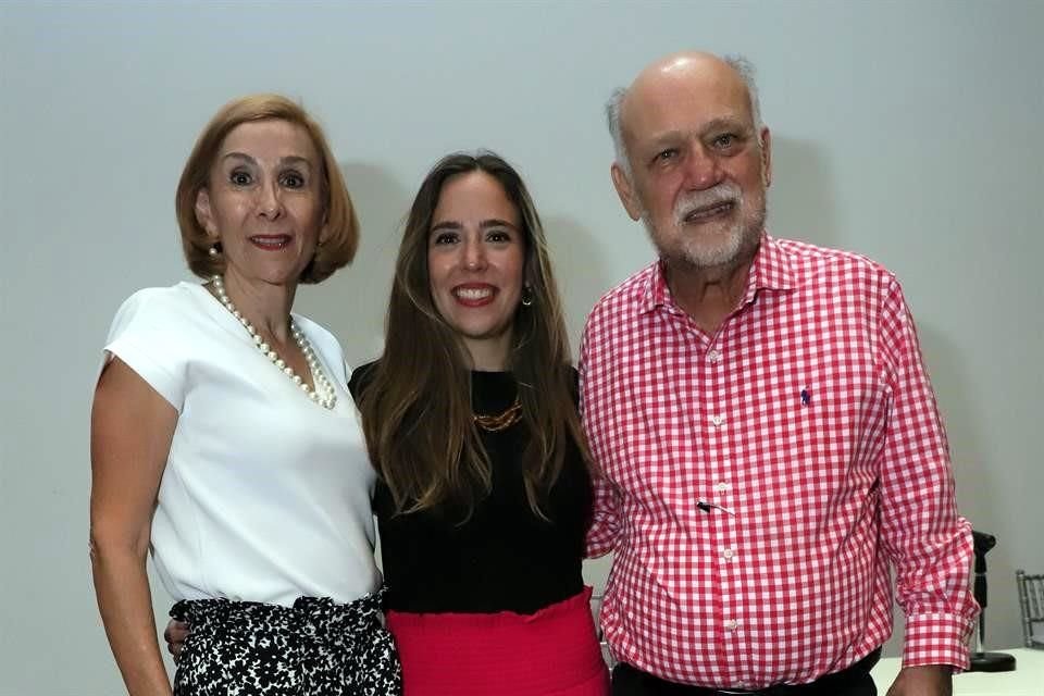 Themis Elizondo de Hinojosa, Goretti Hinojosa y Bernardo Hinojosa