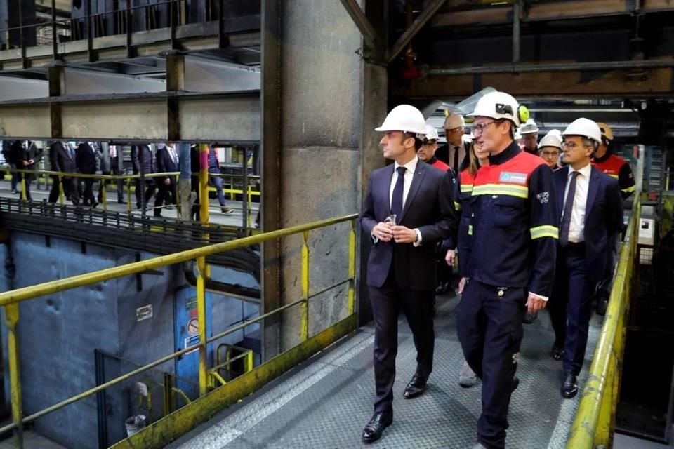 El Presidente francés Emmanuel Macron (izq.) visita fábrica de aluminio en Dunkirk, ciudad elegida por la taiwanesa ProLogium para instalar una gigafábrica de baterías para autos eléctricos.