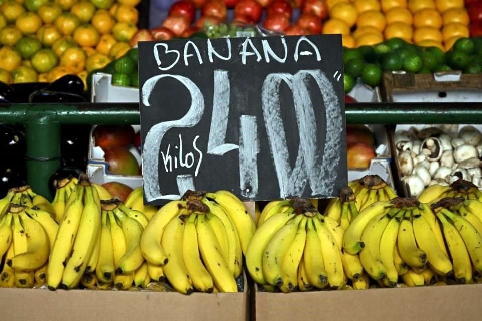 Precio de dos kilos de plátanos en pesos argentinos en Central Market en Buenos Aires.