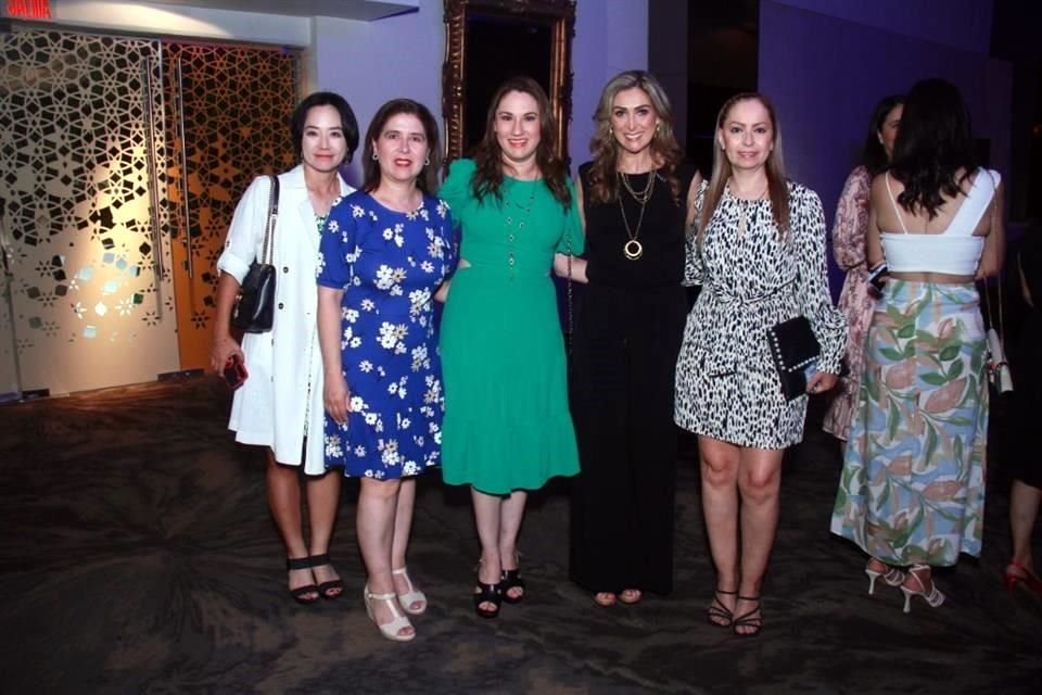 María Kim, Cecilia Ortiz, Yéssica Ceballos, Adriana Rivera y Érika Vogel