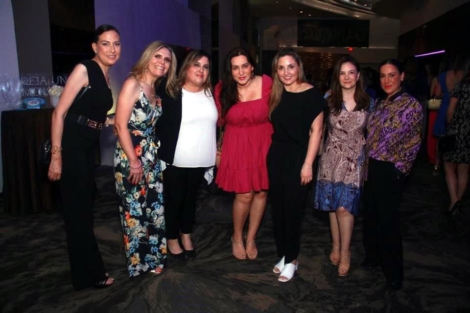 Lorena Álvarez, Ana Luisa Webb,  Charis Salas, Susana Quintanilla, Ana Vidaurri, Silvia Peña y Lesly González